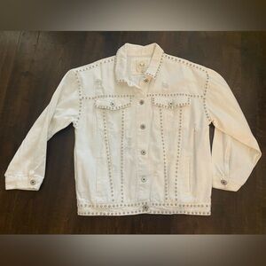 Fantasticc fawn white denim jacketed with silver stud details!